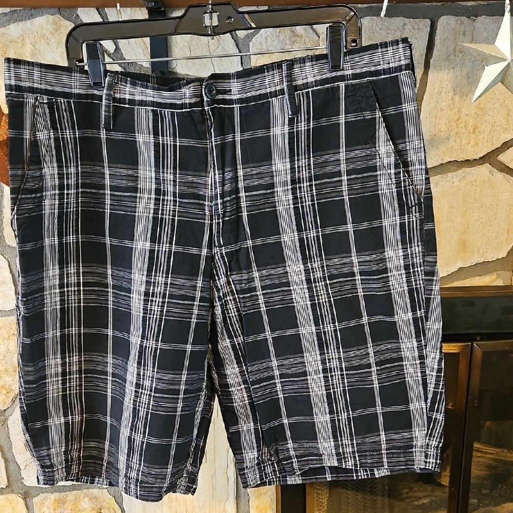 Apt. 9 Black and White Flat Front Shorts